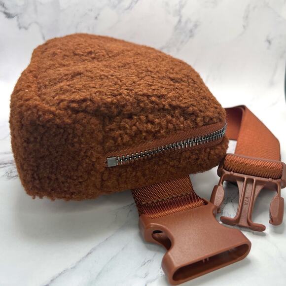 New Everyday Dark Brown Sherpa Fuzzy Standard Size Fanny Pack - Picture 3 of 8